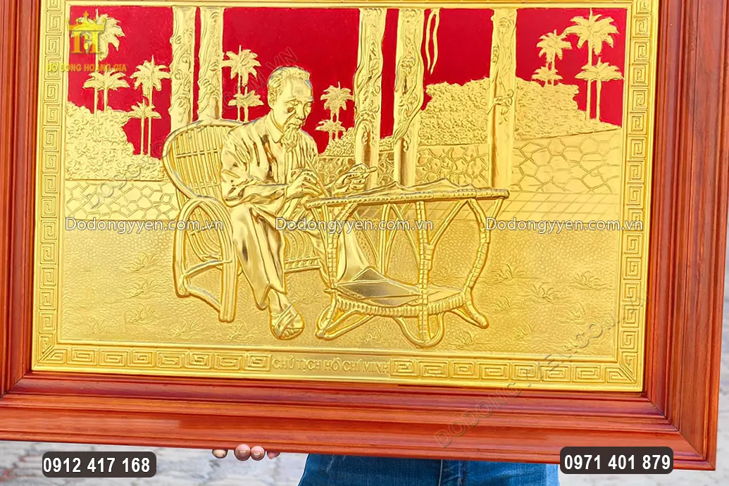 Nền tranh sơn đỏ gi&uacute;p l&agrave;m nổi bật họa văn họa tiết mạ v&agrave;ng 24K